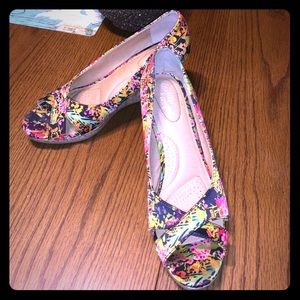 Floral wedge pumps